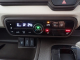 運転席からも手が届きやすく、操作しやすい空調コントロールパネル。オートエアコンなので操作の煩わしさが無くオールシーズン快適にドライブできます。快適空間で運転に集中できますね。