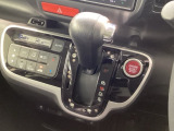 インパネシフトを採用しているので、前席の足元も広々としています。運転席と助手席の行き来もスムーズです!