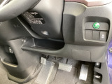 燃費をよくするECON、横滑りを防ぐVSAなどのスイッチは、運転席の右側、手の届きやすい位置にあります。