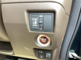 パワースライドドアの開閉はスマートキーのリモコンやドアノブは勿論、運転席側のスイッチ操作でも開閉ができ、安全・簡単です。