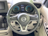 インテリアに合わせたデザインのステアリングは、運転される方のことも考え、運転しやすい形状、大きさです。是非一度、実際に触ってお確かめください。