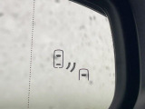 【ブラインドスポットモニター】走行中、ドアミラーの死角になりやすい箇所に後続車が接近するとサイドミラーのレンズに警告を表示!ドライバーに注意喚起をしてくれます。