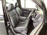 フロント広々、ベンチシートの運転席は、ハイトアジャスターが付いているので、快適にドライブができます。ハンドルはテレスコピック機能で、ハンドル位置を上・下・手前・奥に調節できます。