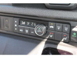 運転席と助手席に温度調整があるシートヒーターを装備しております。寒い朝はクルマに乗り込んですぐにシートヒーターを作動させれば温かさが広がり快適なドライブが始まります。