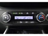 ★エアコンはオートタイプが装着済みです!オートモードにしておけば、車内温度を設定するだけで風の料や吹き出し口の切り替えを機械が行ってくれます!一年中快適な環境を作れますよ♪