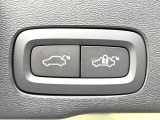 【パワートランクリッド】スマートキーや運転席のボタンを押すだけでトランクが自動で開閉します!荷物を持っている時や、天気の悪い時にトランクを閉める際に便利な機能です。