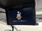 【12.1型フリップダウンモニター】12.1型、純正後席フリップダウンモニターを装備。家族や仲間との長距離ドライブも、このモニターがあればさらに盛り上がりますね!