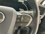 前方の車との車間を設定し、スピードを上げたり緩めたりを自動で行ってくれる追尾式の「レーダークルーズ」。上級装備の一つです!高級車にしかつかない嬉しい機能です。