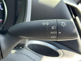 【オートライト(AUTO)】外の明るさをシステムが感知して、自動でヘッドライトが点灯します。ヘッドライトをつけ忘れを防ぐ便利機能です。
