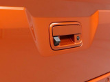 このお車はバックカメラが付いています。ナビをつければ連動できます。バックの操作が楽になります。