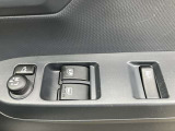 前席のみパワーウインドです。ドアミラーの格納調整も行えます!