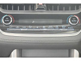 【左右独立エアコン】運転席と助手席でそれぞれお好みの温度設定が可能です。