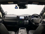 シンプルながら機能性あふれる運転席廻りです。視界性もよく、運転しやすいですよ。