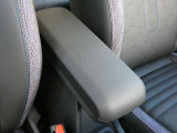 運転席と助手席の間には、アームレストが装備されています!