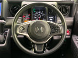 インテリアに合わせたデザインのステアリングは、運転される方のことも考え、運転しやすい形状、大きさです。是非一度、実際に触ってお確かめください。