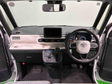 明るいコーディネートカラーに包まれた運転席空間。フロントガラス面積や位置取りが良く、Aピラーの内装色や形状にこだわることで前方・右前・左前方向の視認性がいいですよ!
