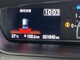 パーキングセンサーシステムは走行中に障害物が迫ると音と表示でお知らせ、低速走行時時の安心感を高めます