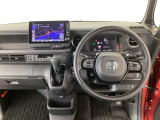 【ハンドル】運転にかかわる様々な操作を安全に行えるように視点移動が少なく操作性に配慮されたスイッチ類が凝縮されたコックピットです。