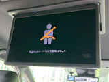 【14型有機ELフリップダウン】三列目からでも迫力のエンタメが観れる大画面フリップダウン。有機ELのモニターでは、一般的なフリップダウンよりも高コントラストでキレイな映像を楽しめます。