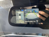 【全周囲カメラ】クルマの真上から見ているかのような映像が見れるので、駐車が苦手な方には特にうれしい装備です♪