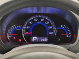 【メーターまわり】ドライバーから見やすい位置にあって安全運転に寄与します。メーターも見やすくてシンプルなデザインになっております。