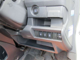衝突被害軽減ブレーキシステムの一部機能を操作するスイッチも運転席側インパネのこの位置に備わります