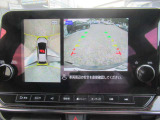 【アラウンドビューモニター装備】 バックカメラによる後方の確認だけでなく4つのカメラで真上から見ている様に周囲360度を写し出し、自車周辺の詳細な状況を確認出来ます。狭い場所での取り回しも安心です。