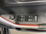 パワーウィンドウスイッチで運転席から全席の窓の開閉ができます♪