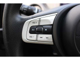 ハンドル左部分でオーディオ操作が可能。そのため、運転中でも目線をずらさずに安全運転♪スマートフォンを接続してハンズフリー通話も可能です。