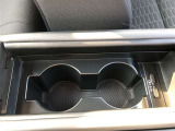 運転席用・助手席用と2つのカップホルダーを装備しています。ドリンクだけでなく、色々な小物の置き場所としても大変便利です。