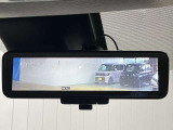 【インテリジェント ルームミラー】車両後方のカメラ映像をミラー面に映し出すので、車内の状況や、天候などに影響されずいつでもクリアな後方視界が得られます!