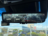 【 デジタルインナーミラー 】車両後方カメラの映像をミラーに映すことが出来ます! そのため、後席に人や荷物があって後方が見えづらい場合でもしっかり視界を確保することが出来ます!//