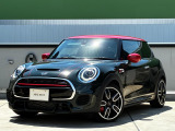 MINIのフロントグリルのデザインはイギリスで生まれた当初から、シルバーのサイドバーが折り重なった伝統的なデザインで御座います。その伝統はBMWのお車になってからでも少しずつ形を変えて守られております