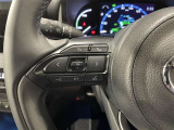 【ステアリングスイッチ】運転中に視線を前に向けたまま画面の操作できます。