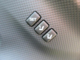運転席ドア。三つ並んだボタンを操作することで、運転席のシートポジションを記憶し、呼び出すことができます。