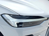 【LEDヘッドライト】明るく眩しいハイビームを先行車や対向車に照射しないオートハイビームを備えたLEDヘッドライト。北欧神話に登場するトールハンマーをモチーフにした、一目でボルボとわかるデザイン。