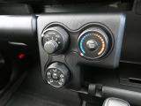 マニュアルエアコン装着です。夏は、快適に、冬でも車内の曇りを取ってくれるので安全です。