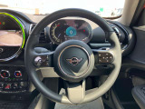 ステアリングに配置しているスイッチで、オーディオのボリュームやラジオの選局が出来ます。ハンドルを離すことなく、快適にオーディオを操作できます。