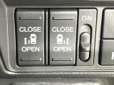 【両側パワースライドドア】スマートキーや運転席のスイッチで後席両側スライドドアの開閉が可能♪電動だから力を入れてドアを開ける必要が無く、小さなお子様でも簡単に開け閉めでき快適です♪