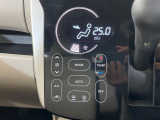 【オートエアコン】一度お好みの温度に設定すれば、車内の温度を検知し風量や温度を自動で調整。暑い&hellip;寒い&hellip;と何度もスイッチ操作をする必要はありません。快適な車内空間には必須の機能ですね♪