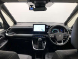 シンプルながら機能性あふれる運転席廻りです。視界性もよく、運転しやすいですよ。