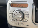 【オートエアコン】一度お好みの温度に設定すれば、車内の温度を検知し風量や温度を自動で調整。暑い&hellip;寒い&hellip;と何度もスイッチ操作をする必要はありません。快適な車内空間には必須の機能ですね♪