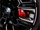【ペダル】BMWはオルガン式アクセルペダルを採用しています。踏み込む足とペダルが同じ軌跡を描くため、かかとがずれにくく、アクセルコントロールがよりしやすくなるメリットがあります。