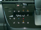 快適オートエアコン付♪設定温度をキープし車内を快適な温度に保ちます♪