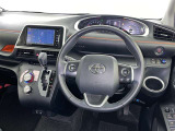運転席まわりです。 各操作スイッチは使いやすい位置に配置されてます。