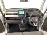 【前方視界】開放的な前方視界!運転がしやすく疲れにくいです♪窓が大きく、見通しがとっても良いおクルマですよ♪