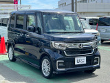 当社の車両には『安心して車選びをしていただくために』お支払い総額を表示しております。税金、自賠責保険料、登録費用、リサイクル料金が含まれており、県内登録及び届出で店頭納車の場合になります。