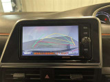 【バックモニター】駐車時に後方がリアルタイム映像で確認できます。駐車時や、夜間のバック時に大活躍♪