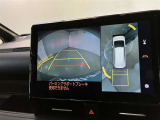 【パノラミックビューモニター】映像で、見づらい車両周辺の確認をアシスト。クルマを真上から見ているような映像を表示。 運転席から確認しにくい車両周囲の状況を把握。