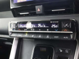 オートエアコン付車です。自動で温度と風量を設定する優れものです。